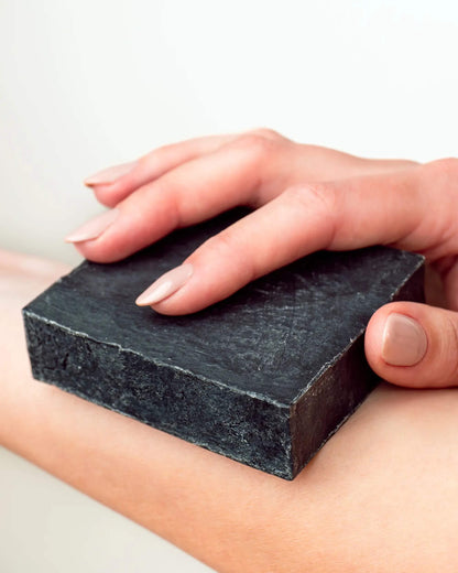 All-natural Charcoal Soap for skin detoxification and oil control. Ideal for people experiencing frequent breakouts, blackheads, or dull skin who need a natural way to cleanse deeply and refresh their complexion.